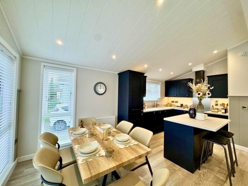 11 THE BEECHES DINING -
