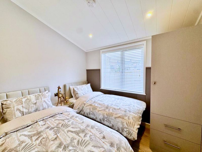 11 THE BEECHES TWIN ROOM -