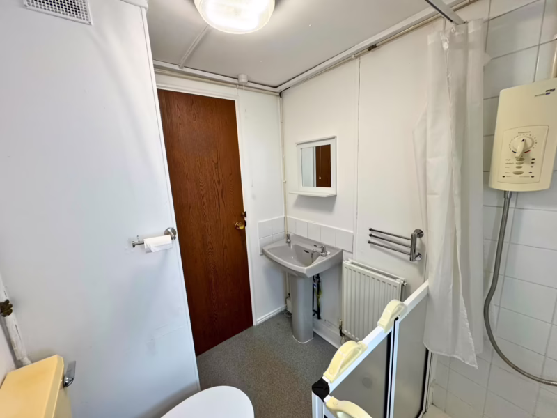 12 gg bathroom other view